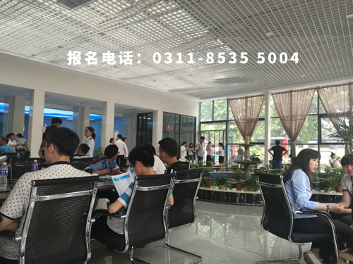 石家莊鐵路職業(yè)技工學(xué)校學(xué)費(fèi)一年多少？