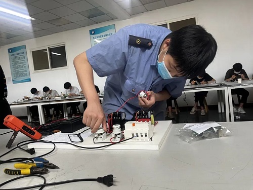 什么是高級技工班？哪個學(xué)校學(xué)高級技技工比較好