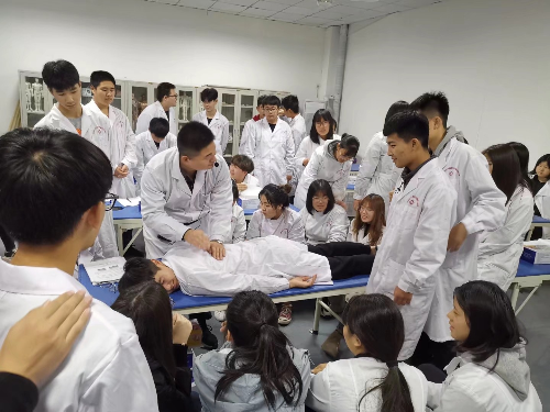 初中畢業(yè)能學口腔醫(yī)學專業(yè)嗎？